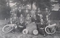 Kapela ve Velkém Újezdu - otec  pamětnice Josef Bednařík vrchní řada, druhý zleva