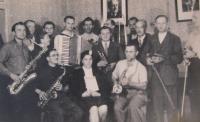 Kapela z Velkého Újezdu v padesátých letech- Bohumil Bednařík čtvrtý zleva s vousy