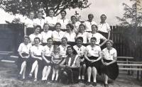 Sokolky ve Velkém Újezdu před válkou - Marie Bednaříková, která byla náčenicí je čtvrtá zleva horní řada