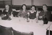 Uprostřed zleva Marie Bednaříková se sestrou Františkou
