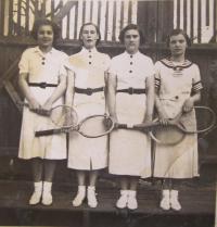 V Sokolu ve Velkém Újezdu - Hanka Hiemerová, Marie Bednaříková (pamětnice), Cilka Bednaříková, Líba Galásková