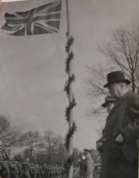 Winston Churchill a Edvard Beneš u vlajky Velké Británie