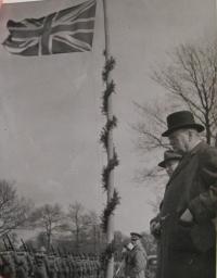 Winston Churchill a Edvard Beneš u vlajky Velké Británie