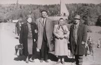 Zleva Bohomil Bednařík s manželkou u památníku na  Dukle, kde padl jeho přítel Alois Fröhlich