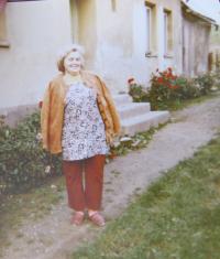 Hedvika Smržová před rodným domem Horních Hošticích 
