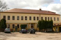 Škola ve Včelákově, v r. 1942 odtud byly odvedeny děti z Ležáků