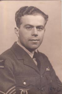František Dostál, který zahynul v letounu Welington X, HE496 při cvičném letu se zřítil po výbuchu do moře 9 mil západně od Sillothu v Solwayské zátoce v dubno 1943