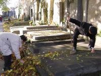 Starosta Ivo rubík a radní Vojtěch Kočka při úklidu hrobu továrníka Pály