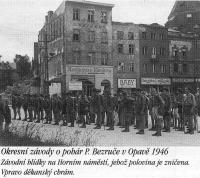 Okresní závody o pohár Bezruče v Opavě v roce 1946. Závodní hlídky na Horním náměstí, jehož polovina je zničena. Vpravo děkanský chrám.