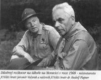 Důvěrný rozhovor na táboře Moravici v roce 1968 - místostarosta Junáka bratr Jaromír Večerek a náčelník Junáka bratr Dr. Plajner