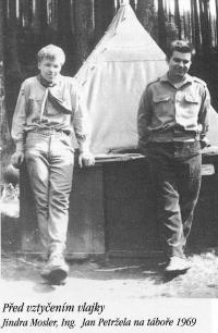 Před vztyčením vlajky. Jindra Mosler, Ing. Jan Petržela na táboře v roce 1969