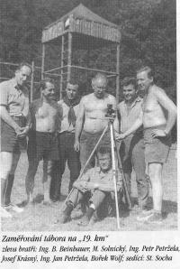 Zaměřování tábora na 19. km. Beinhauer, Solnický, Petr Petržela, Josef Krásný, Jan Petržela, Bořek Wolf a S. Socha.
