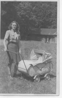 M. Wiedermannová se synem na Komorní Lhotce