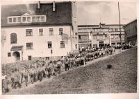 Skauti v prvomájovém průvodu v Českém Dubu, 1969