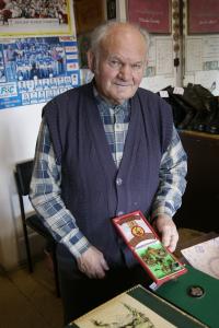 Miloslav Dvorský se svými skautskými odznaky.