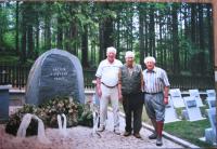 Manžel s přáteli u pomníku v zajateckém a později internačním táboře v Domašově - Vietsefen3 (Rudohoří)