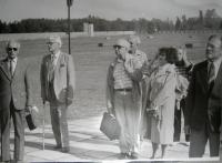Po letech v Sachsenhausenu (uprostřed v brýlích František Pavelka, úplně vpravo Josef Dvořák, který také prošel tímto táborem)