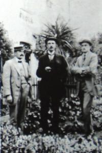 16- tři bratři Herynkovi na škole v Třebihošti