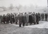 Bývalí vězni při návštěvě koncentračního tábora v Sachsenhausenu