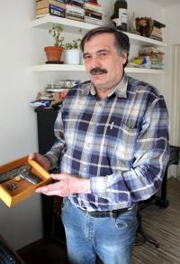 Čestmír Šikola s pistolí svého otce