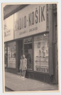 Věra Kocurková - Košíková se sestrou před radioobchodem svého otce Na Perštýně, léta okupace
