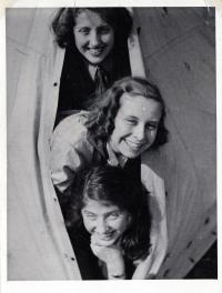 Věra Kocurková - Košíková při soutěži ve stavění stanů, 1945-8