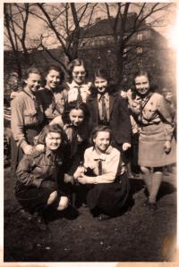 Věra Kocurková - Košíková na skautské brigádě - úpravě parku na pražských Vinohradech, 1945-8