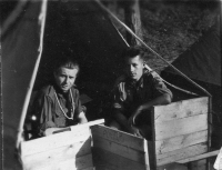 Josef Sudolský (vlevo) jako účastník Oblastní lesní školy ve Starém Hrozenkově, srpen 1947