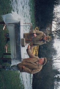 Pamětník (vpravo) se Stevem při opravě skautské klubovny na Jiráskové v Napajedlích, 1999