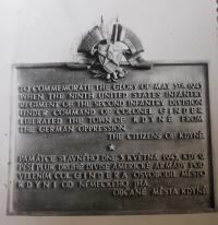 Pamětní deska osvobození americkou armádou ve Kdyni na radnici (po roce 1948 sejmuta, po roce 1990 obnovena)
