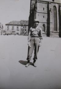 Spřátelený americký voják Philip Casius v Plzni, 1945