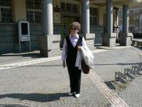 Anna Štichauerová před dveřmi do bývalého Gestapa (dnes Krajský úřad)