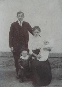 Tatínek Vladimír (vlevo) s rodiči, 1912