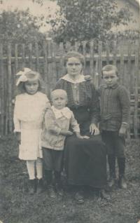Tatínek Vladimír (vpravo) s rodiči a sourozenci, kolem 1920