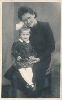 Alena s maminkou, 1942