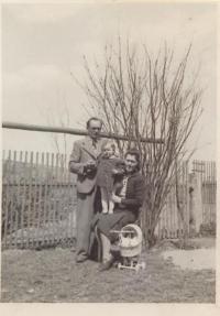 Alena s rodiči v Drachkově, 1942
