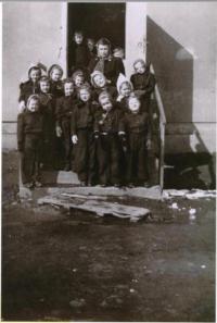 Svatobořické děti (Alena vlevo nahoře), 1944