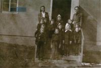 Svatobořické děti (Alena uprostřed), 1944
