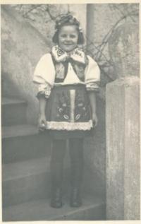 Alena Staňková v kroji, 1946