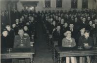 Posmrtné předávání válečného kříže tatínkovi (Alena vpředu), 1946