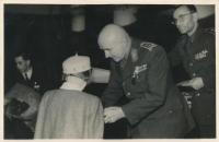 Posmrtné předávání válečného kříže tatínkovi, 1946