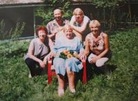 Marie Krieglerová celebrating her 80th birthday with her children