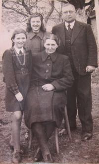 Rodina Přerovských v roce 1945 (zleva - sestry Anna, Emílie, matka Emílie a otec František)