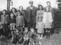 Horskokvildské děti s polesným Robertem Steunem