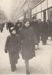 Květen 1945 Vanda s Kazimirem v Praze - Kazimirova první procházka Prahou kopie