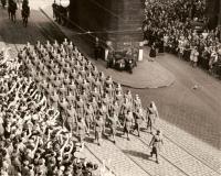 Slavnostní pochod 17. 5. 1945 Prašnou branou a Celetnou směrem na Staroměstské náměstí