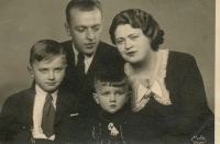 Rodina Čvančarova. Otec František a matka Terezie, bratr Míla, pamětník František Čvančara