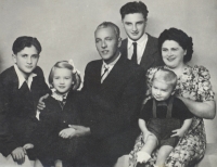 Rodina Čvančarova. Zleva: pamětník František Čvančara, sestra Jana, otec František, bratr Míla, matka Terezie, bratr Jaroslav, 1952
