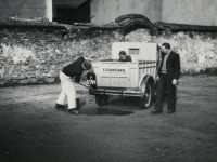 Údržba firemního auta. Vpravo otec František, 1935