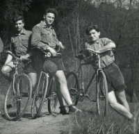 Cyklisticko-trampská parta. Zleva: kamarád Jindra, bratr Míla, pamětník František Čvančara, 1. polovina 50. let 